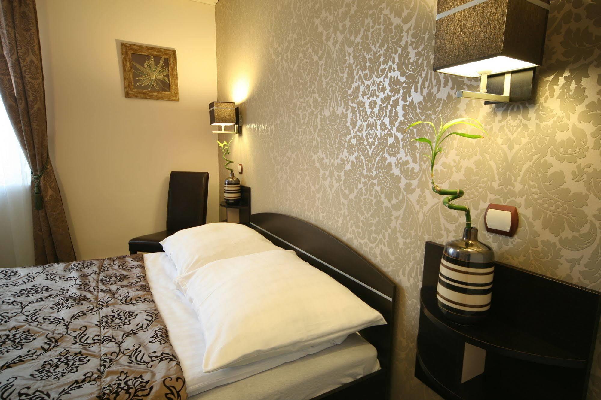 Hotel Seven 7 กาลิช ภายนอก รูปภาพ